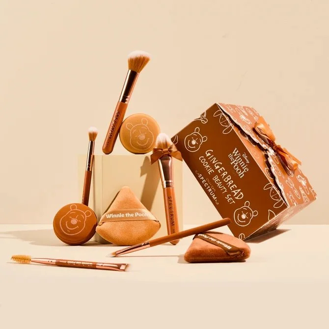 Disney x Spectrum Collections Winnie the Pooh Gingerbread Holiday